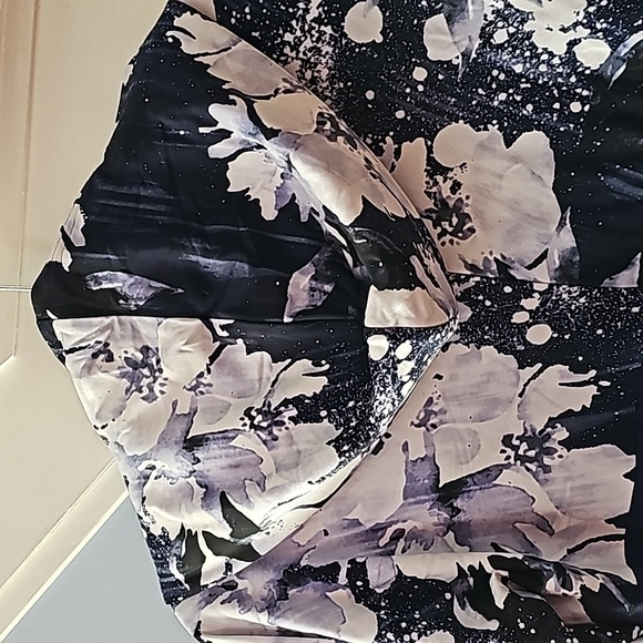 Never Been Worn. Like new LuLaRoe Amber Top - Picture 3 of 7